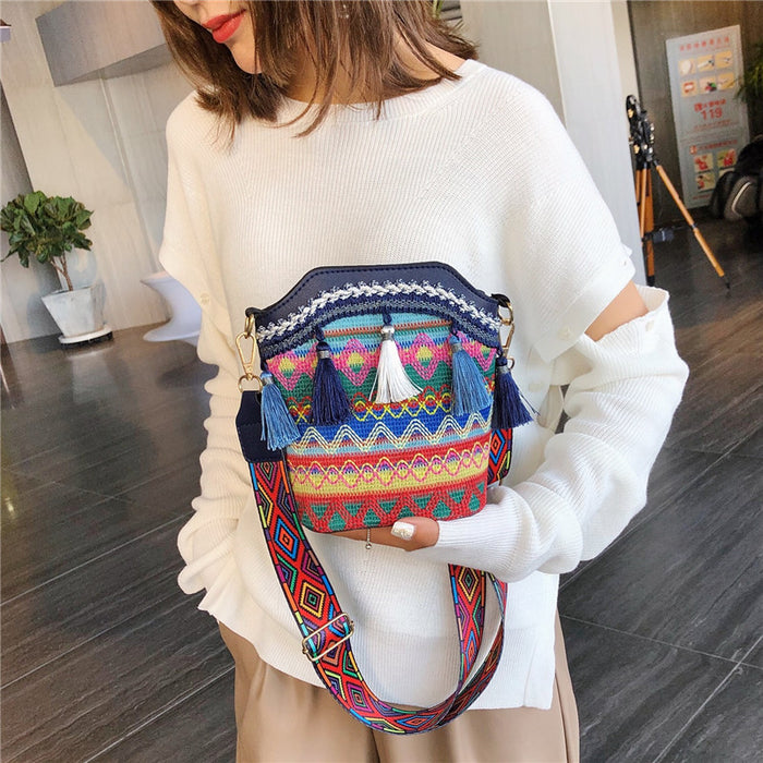 Wholesale Canvas Woven Tassel Shoulder Messenger Bag JDC-SD-Wangp003