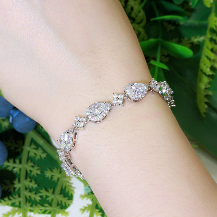 Wholesale Super flash classic drop-shaped geometric women's bracelet brass inlaid AAA zircon jewelry