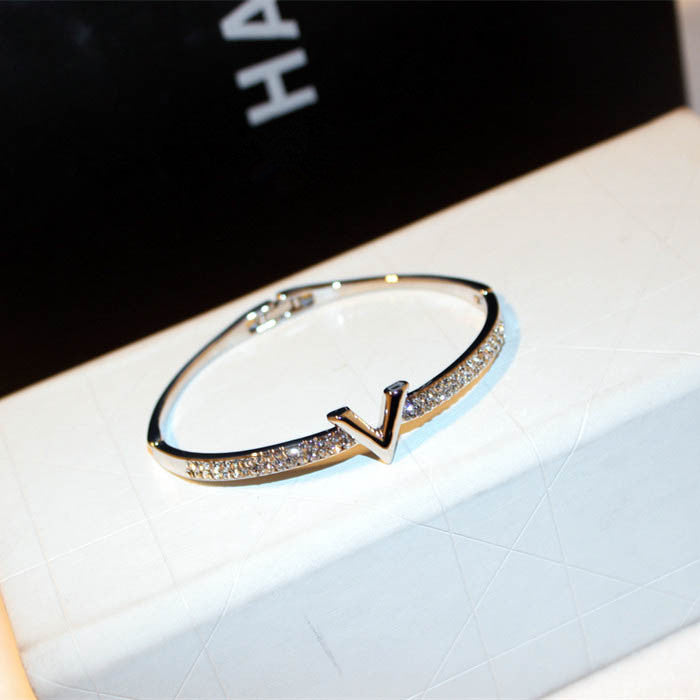 Wholesale New fashionable, simple and atmospheric bracelet with rhinestone letters and temperament
