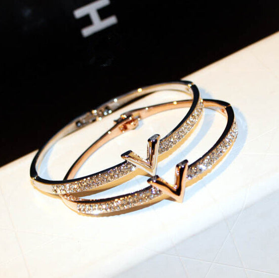 Wholesale New fashionable, simple and atmospheric bracelet with rhinestone letters and temperament