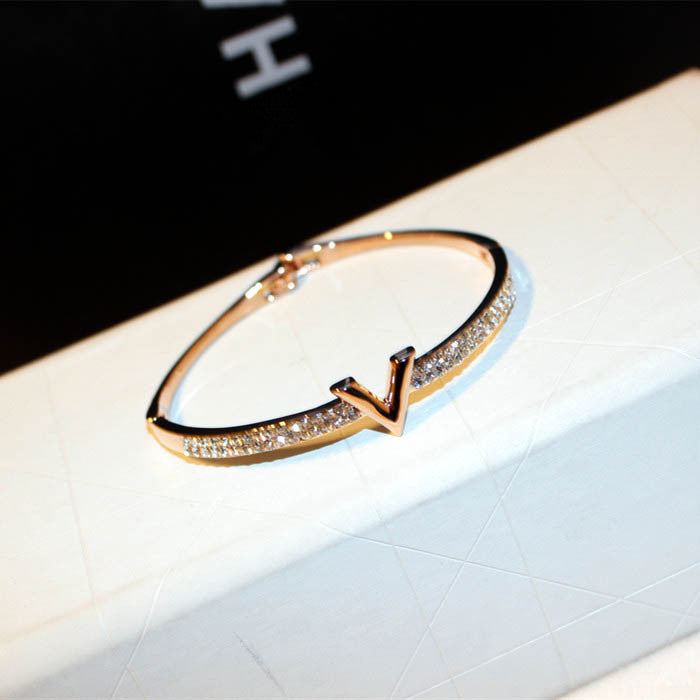 Wholesale New fashionable, simple and atmospheric bracelet with rhinestone letters and temperament