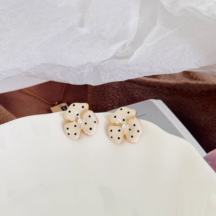 Wholesale Earring design new high-end temperament niche polka dot temperament small flower exquisite high-end feeling earrings