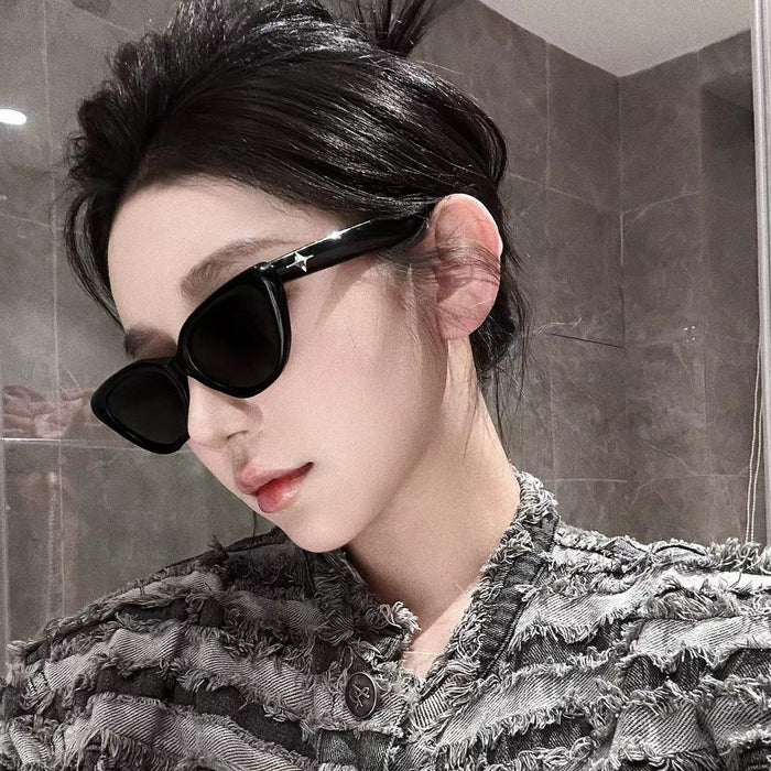Wholesale Vintage sunglasses with a high-end feel, black small frame sunglasses with a stylish design for taking photos