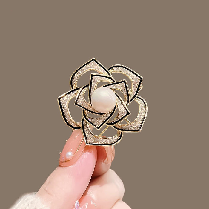 Wholesale New hollowed out chest flower brooch with exquisite high-end design sense, brooch coat accessory
