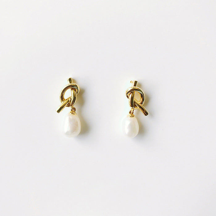 Wholesale Pure silver earrings with a luxurious design and gold-plated pearl earrings for women