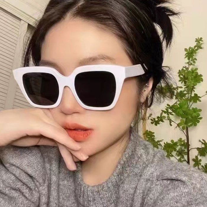 Wholesale New fashionable square frame sunglasses with simple sun protection