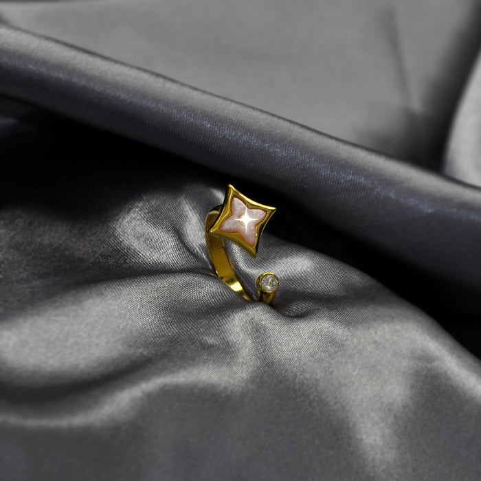 Wholesale Sharp flower round cake ring, light luxury mother of pearl plated 18K gold four leaf clover ring