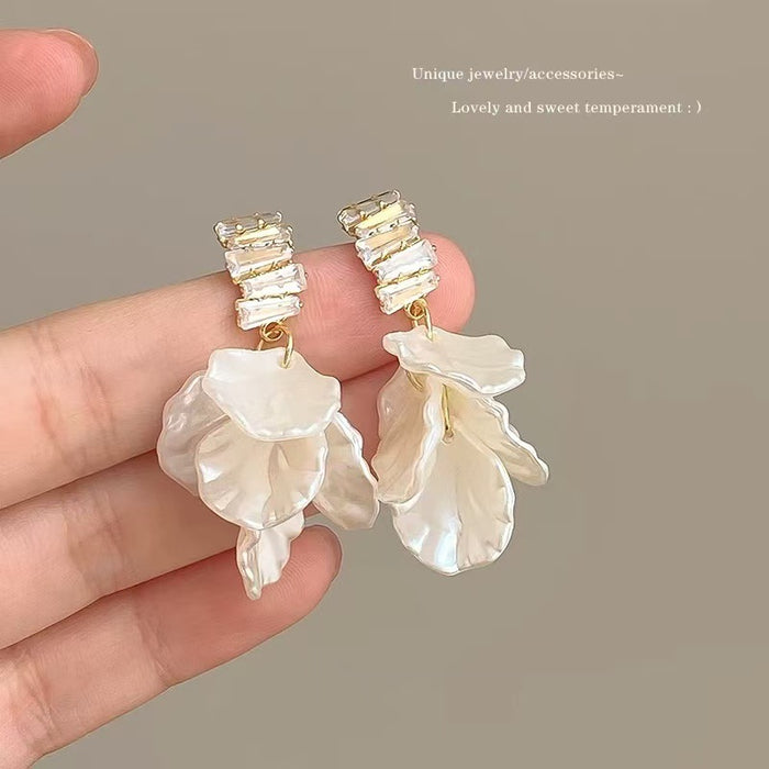 Wholesale White Petal Pearl Earrings Pearl White