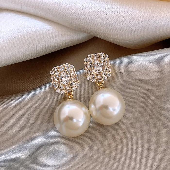 Wholesale Fashionable and sophisticated minimalist earrings with elegant silver needles