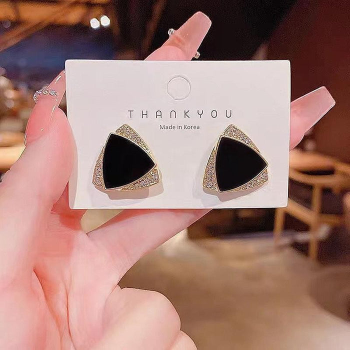 Wholesale Exquisite triangular light luxury high-end earrings, retro new fashion earrings