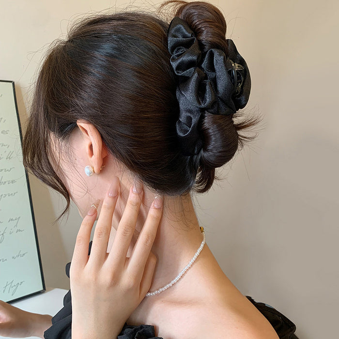 Wholesale Flash pleated grip satin high-end feel, shark clip at the back of the head, simple hair clip, fashionable headwear