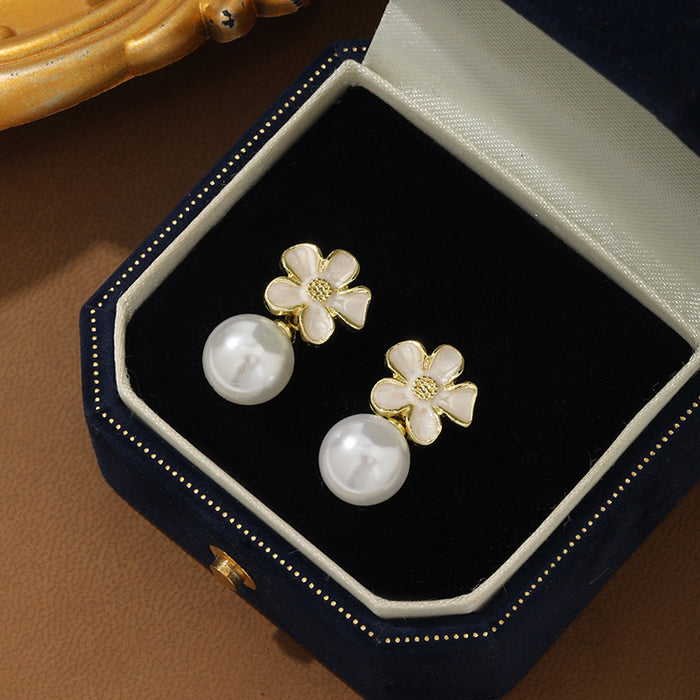 Wholesale Silver needle flower earrings, niche design, high-end feel, imitation pearl earrings, simple earrings