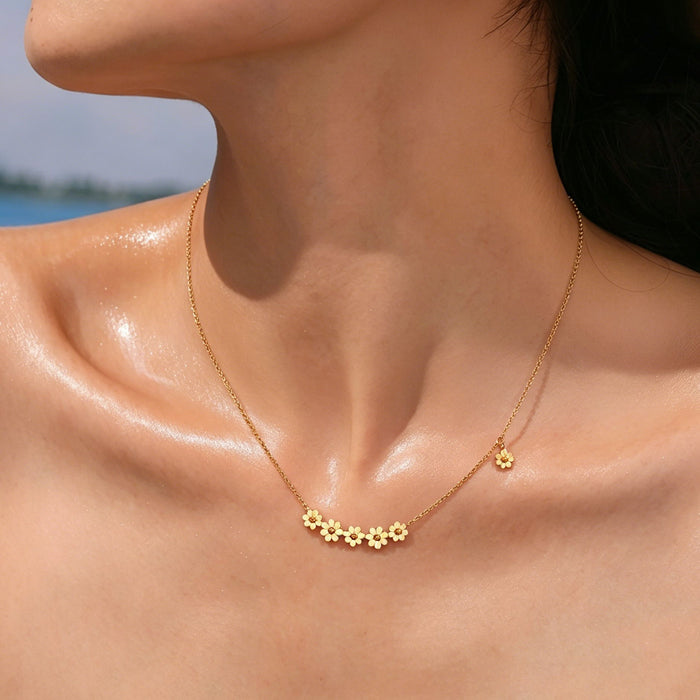 Wholesale 2pcs A delicate and beautiful summer-themed chrysanthemum-patterned titanium steel necklace