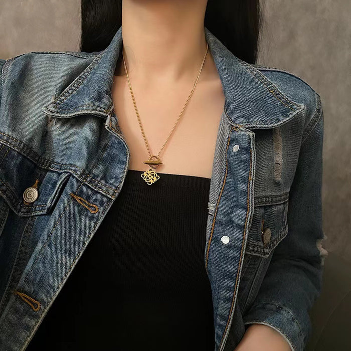 Wholesale Clavicle chain retro hollowed out jewelry, high-end design, light luxury, niche titanium steel necklace