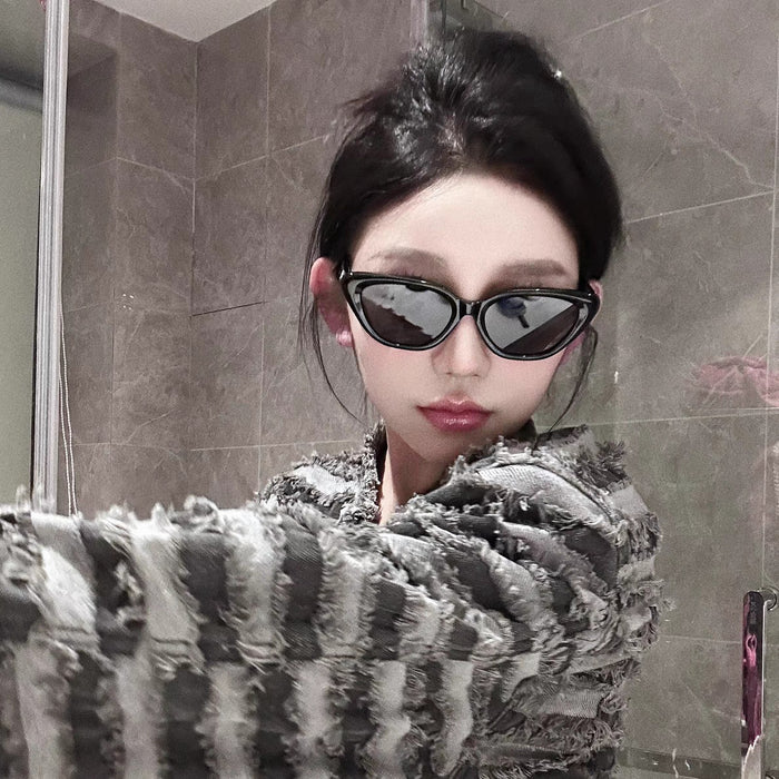 Wholesale Vintage sunglasses with a high-end feel, black small frame sunglasses with a stylish design for taking photos