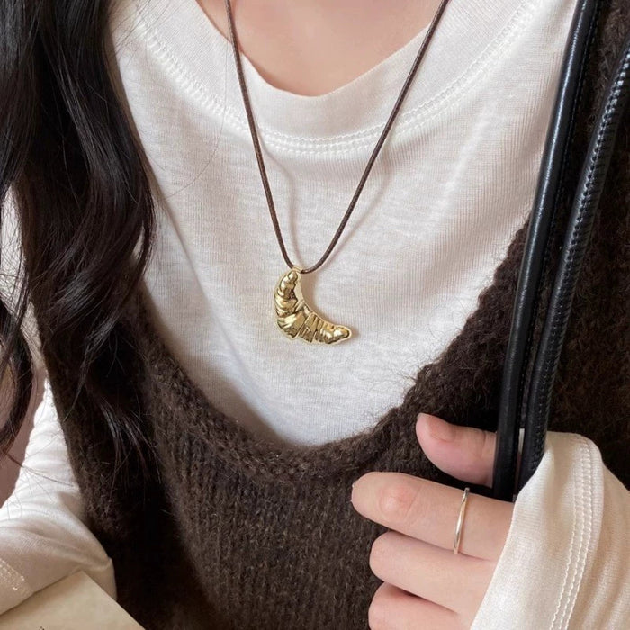 Wholesale Hollow flower heart-shaped necklace sweatshirt chain, fashionable and high-end sweater chain