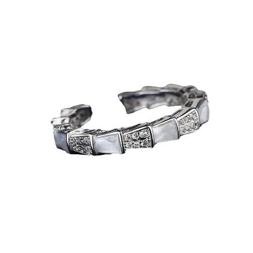 Wholesale The ring is set with diamonds and has a high-end feel, light luxury, and niche design. The index finger ring has an adjustable opening