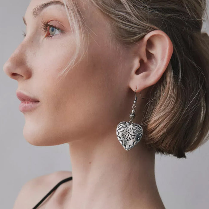 Wholesale Fashionable retro heart-shaped earrings with a vintage and exaggerated design, silver peach heart earrings and earrings
