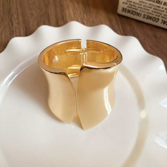 Wholesale Metal bracelet temperament light luxury high sense bracelet niche personality exaggerated jewelry women