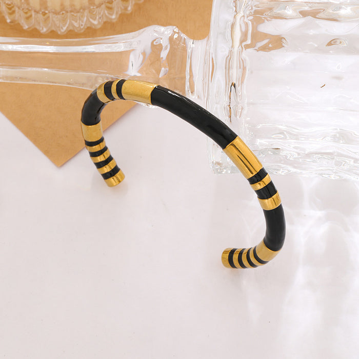 Wholesale Vintage bamboo-shaped C-shaped enamel bracelet for women,  gold plated.