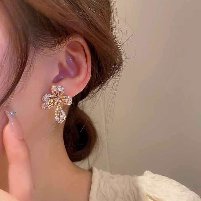 Wholesale Light luxury full diamond flower earrings, versatile and high-end, exquisite hollowed out lucky grass earrings wholesale