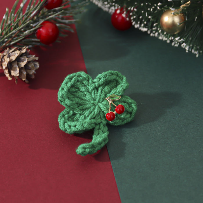 Wholesale Holiday  Sweater Brooch Crochet Heart-Shaped Four-Leaf Clover Pin Badge