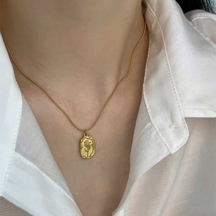Wholesale Titanium steel necklace, simple square brand rose collarbone chain, summer high-end feeling, can be layered and paired with accessories