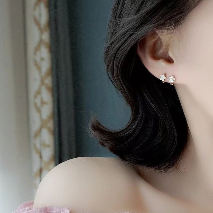 Wholesale Flower ear buckle, fashionable and niche design, simple and exquisite temperament ear buckle
