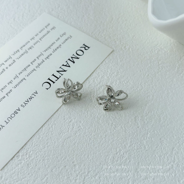 Wholesale Simple and compact hollow out sparkling diamond flower earrings with a high-end feel, elegant temperament, niche design, and earrings