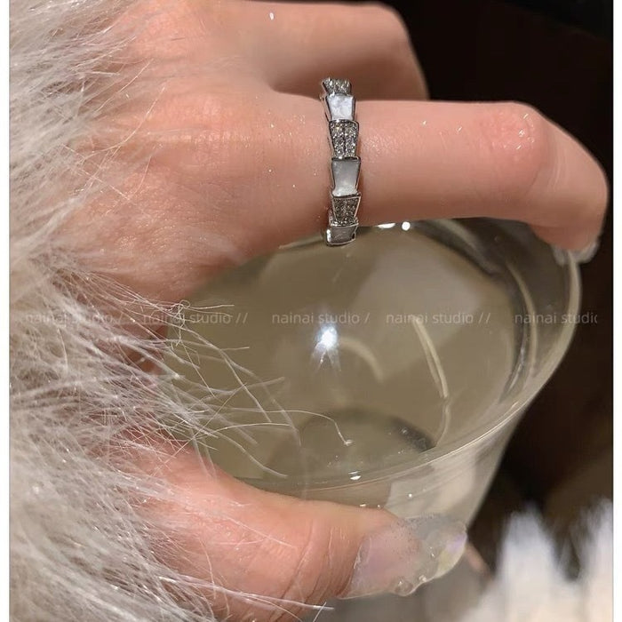 Wholesale The ring is set with diamonds and has a high-end feel, light luxury, and niche design. The index finger ring has an adjustable opening