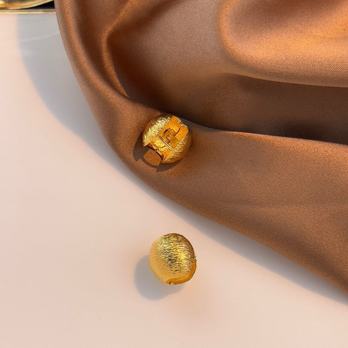 Wholesale Retro gold ear buckle with simple and niche design, fashionable and atmospheric ear buckle