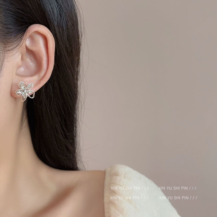 Wholesale Simple and compact hollow out sparkling diamond flower earrings with a high-end feel, elegant temperament, niche design, and earrings