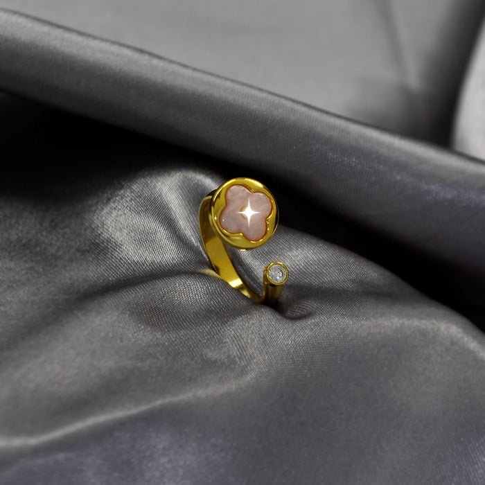 Wholesale Sharp flower round cake ring, light luxury mother of pearl plated 18K gold four leaf clover ring