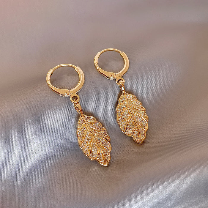 Wholesale Trendy and fashionable ear buckle with feminine design, slightly inlaid with zircon