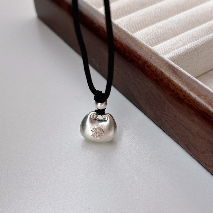 Wholesale The necklace design is niche and versatile, suitable for couples. The pendant features a simple and trendy necklace