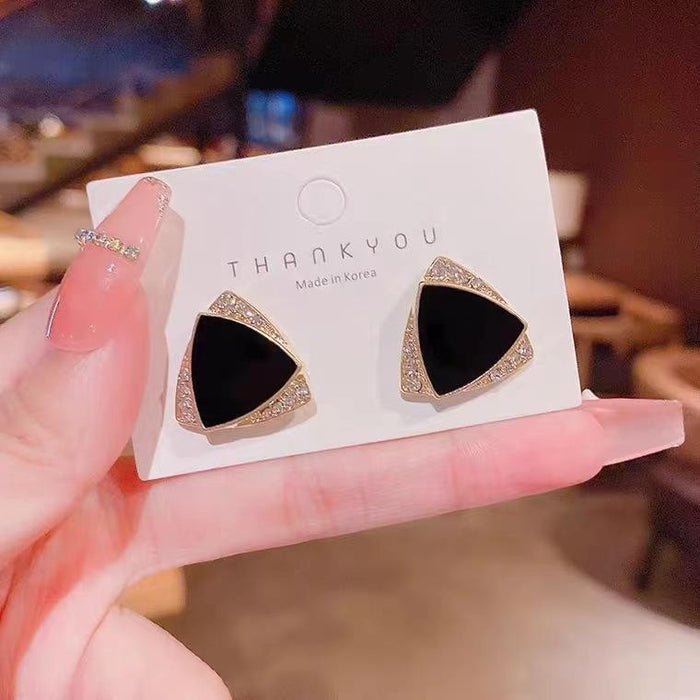 Wholesale Exquisite triangular light luxury high-end earrings, retro new fashion earrings