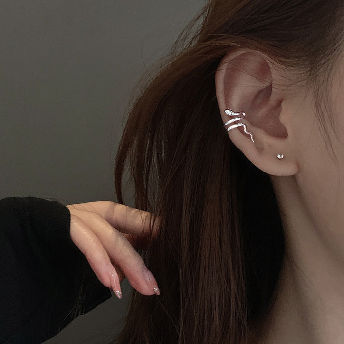 Wholesale Ear clip without ear hole, street style personalized creativity, smooth lines wrapped around small snake ear bone clip, ear hook