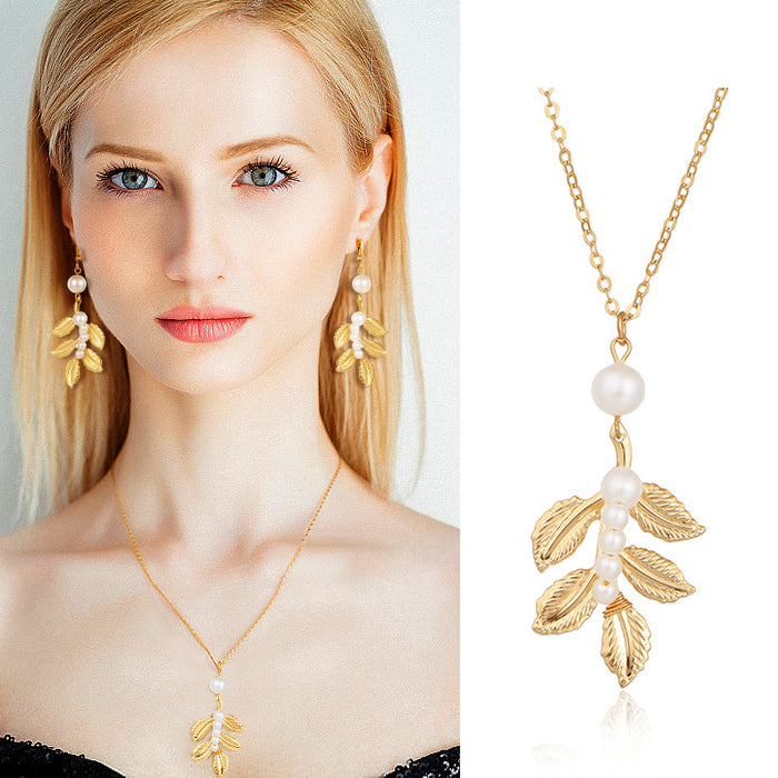 Wholesale Fashion Leaf Necklace Alloy Pearl Long Clavicle Chain Pendant Necklace in Stock