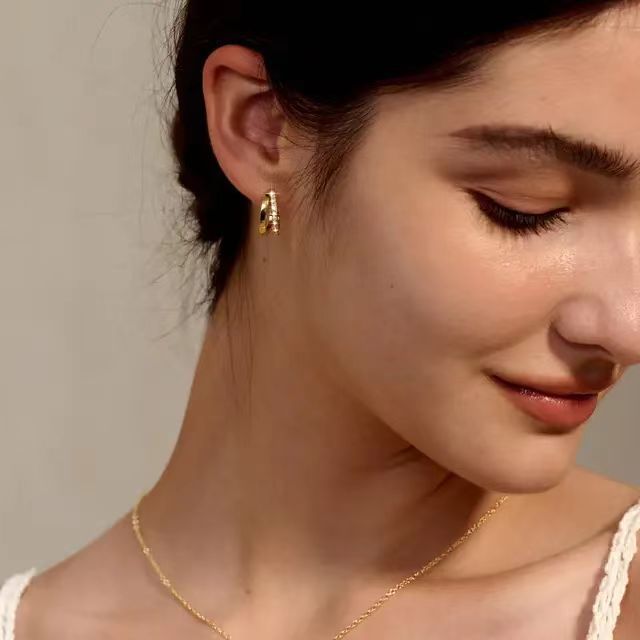 Wholesale Elegant and minimalist copper inlaid zirconium double-layer ear loops with retro design for women's ear buckles