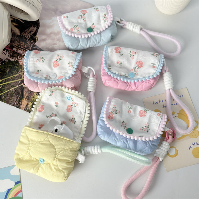 Wholesale Stylish Floral Quilted Card Purse And Coin Wallet Snap Closure Cute Heart Design Multifunctional Pendant Bag For Women Fashion Accessory