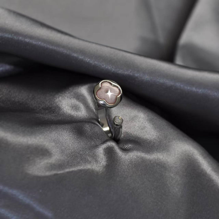 Wholesale Sharp flower round cake ring, light luxury mother of pearl plated 18K gold four leaf clover ring