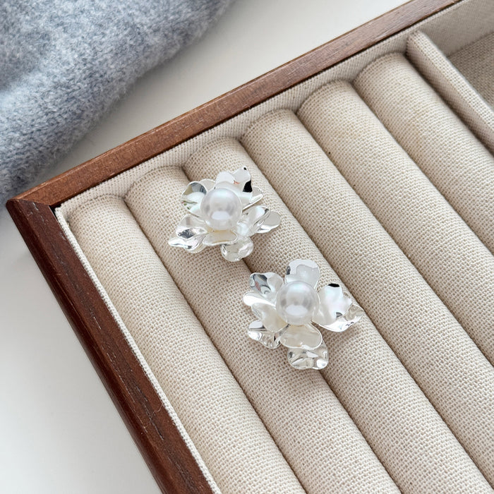 Wholesale Personalized and niche pearl flower earrings with a stylish and versatile design