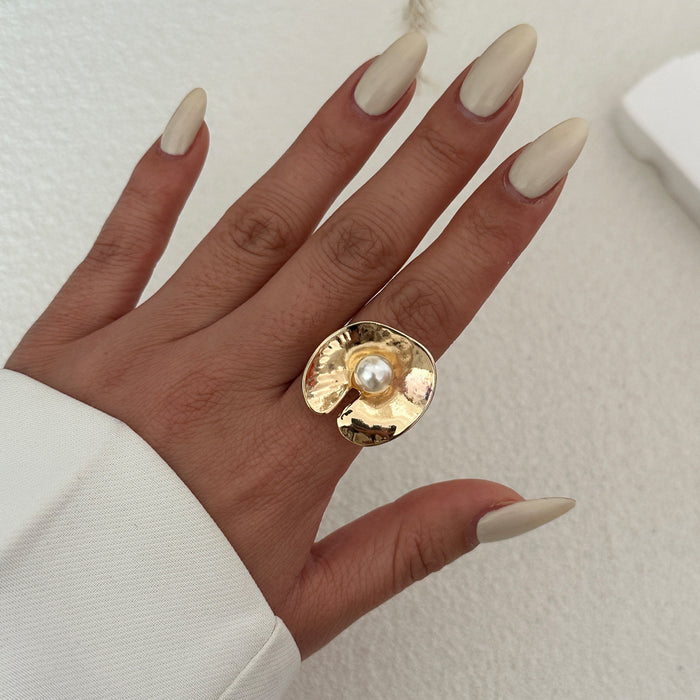 Wholesale Retro artistic flower ring, fashionable metal shiny surface, irregular design sense, living mouth ring