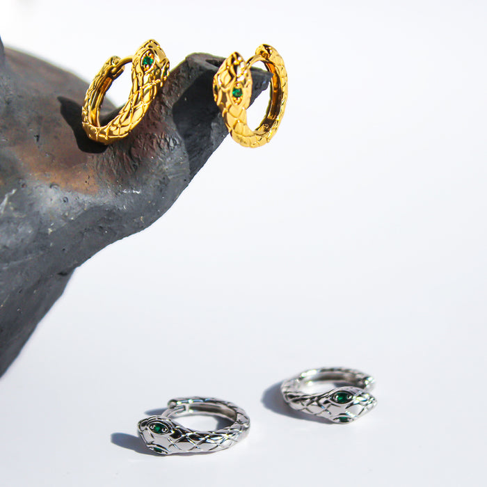 Wholesale Unique and niche personality snake earrings, green zircon eyes, snake shaped ear buckles