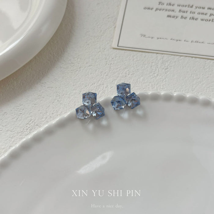 Wholesale Splicing earrings are simple, compact, lightweight, luxurious, with a gentle and stylish design. They are niche earrings