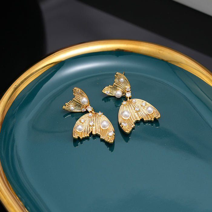 Wholesale Light luxury, personalized design, diamond inlaid, pearl quality, high-end, cool style earrings