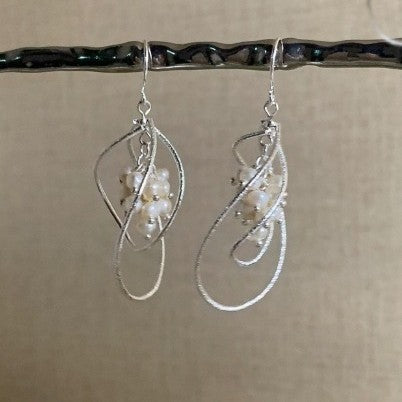 Wholesale Stylish hollow pearl earrings with a niche design, simple and elegant personality