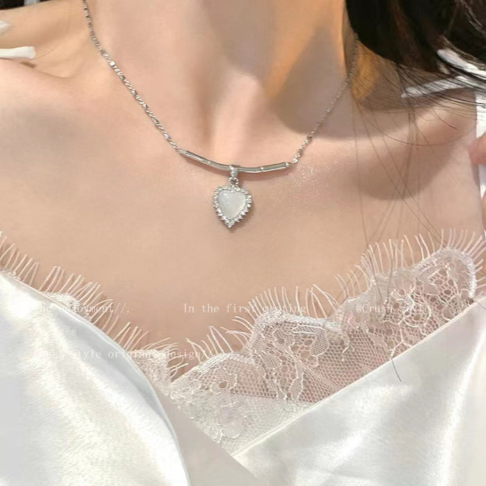 Wholesale Electroplated Alloy Heart Shape Clavicle Necklace Fashion Accessory MOQ≥2