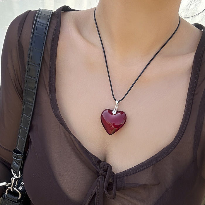 Wholesale Minimalist jewelry chain, heart-shaped collarbone chain, niche heart-shaped necklace