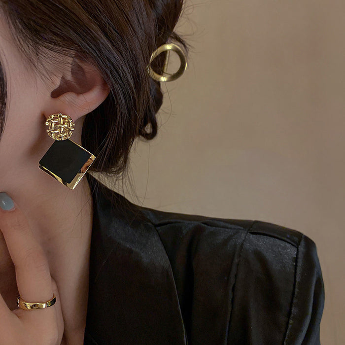 Wholesale High end design with large ear clips, niche design, retro black earrings, high-end design, ear clips without ear holes